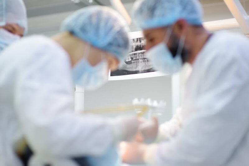 Kedves szakorvosaink és tapasztalt fogorvosaink fájdalommentes kezelésekkel várják pácienseinket. Szájsebész szakorvosaink és fogszabályozásban jártas szakembereink szakmai hozzáértéssel biztosítják a legjobb eredményt. Válassz minket, ha megbízható és figyelmes ellátást keresel!