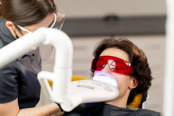 A rendelői fogfehérítés és a professzionális fogfehérítő kezelés segít visszaadni fogai fehérségét, amit a legtöbb esetben a kávé tea fogyasztása befolyásol. Fogfehérítés előtt ön is tehet a látványos eredményért, ha odafigyel ezekre a tényezőkre – így a fehér fogak könnyebben elérhetővé válnak.
